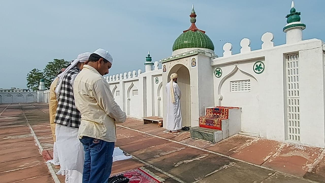 Eid-ul-Adha: गाइडलाइन के अनुसार अदा हुई ईद की नमाज़, ईदगाह कमेटी के अध्यक्ष ने दी मुबारकबाद