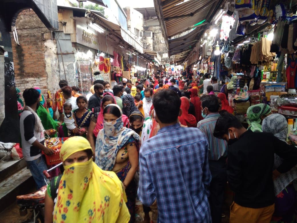 सोशल डिस्टेंसिंग बनी मजाक, बाजारों में उमड़ी भीड़, प्रशासन का आदेश हवा में