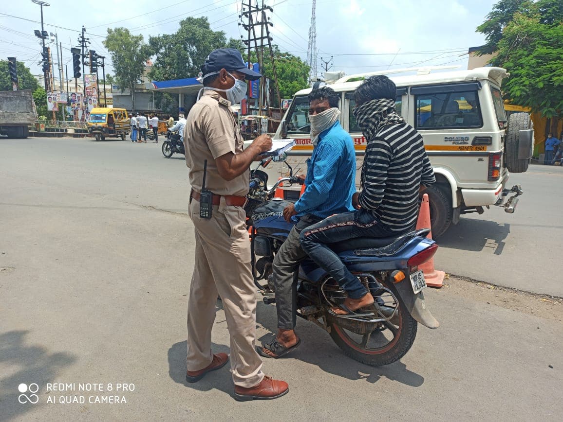लॉक डाउन में बिना मास्क के घूम रहे लोगों पर यहां की पुलिस हई सख्त, वसूला इतना पैसा