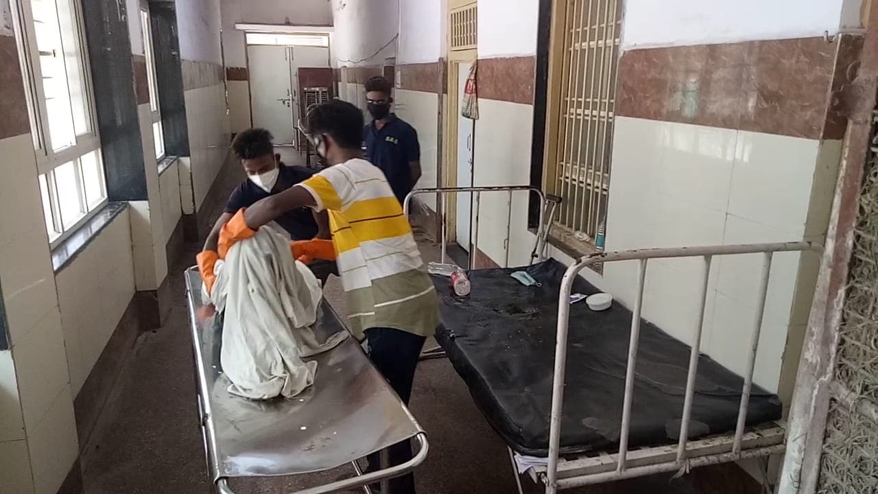 जिला अस्पताल की बड़ी लापरवाही, घंटों पड़ा रहा वार्ड में शव, जानिए क्या है पूरा मामला