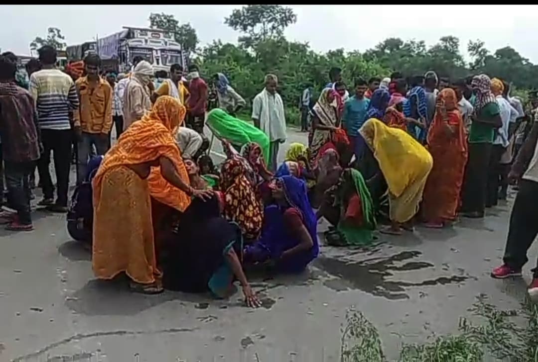 डंपर ने मारी मोटरसाइकिल को टक्कर, तीन लोगों की मौत, गुस्साएं परिजनों ने किए चक्का जाम