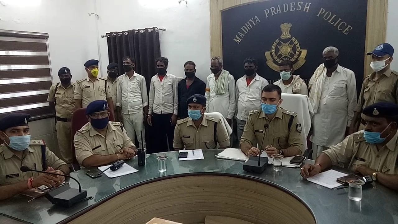 सरायछोल्ला थाना पुलिस ने 60 हज़ार के इनामी आरोपियों को गिरफ्तार करने में हासिल की सफलता