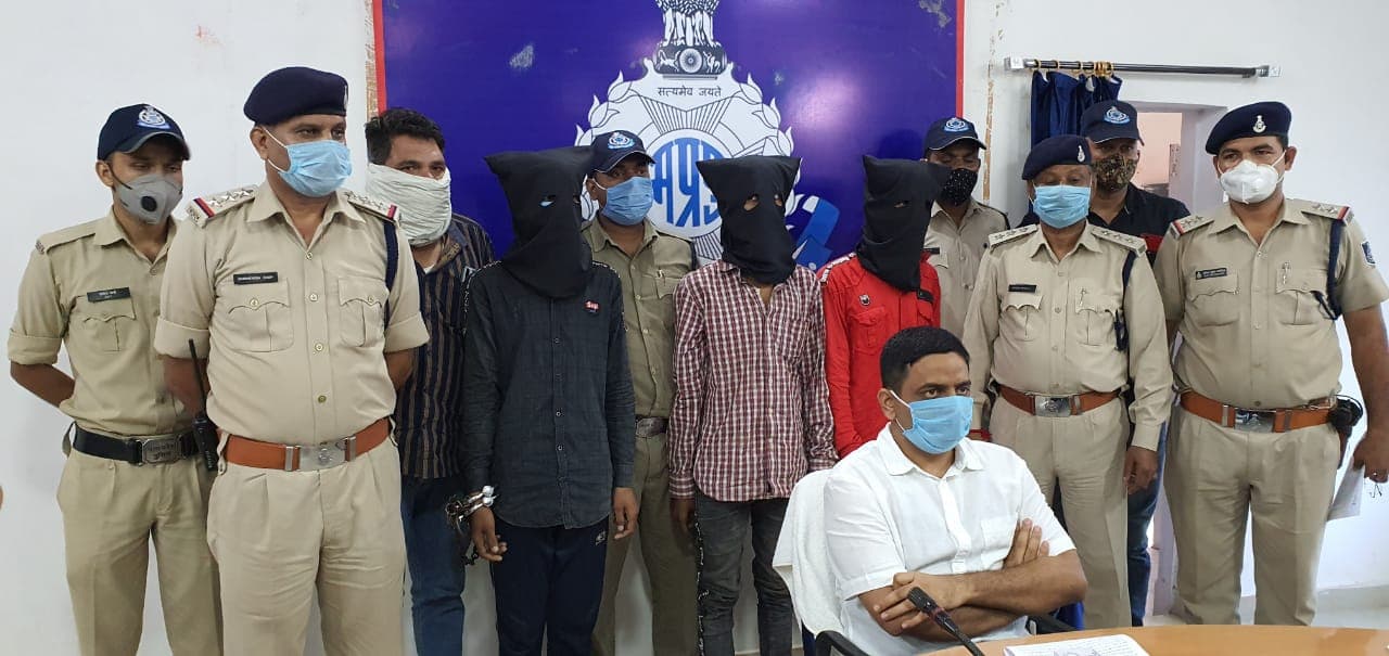 लूट और चोरी करने वाले तीन आरोपी को पुलिस ने धरदबोचा, दो बाइक और चोरी का माल किया जब्त
