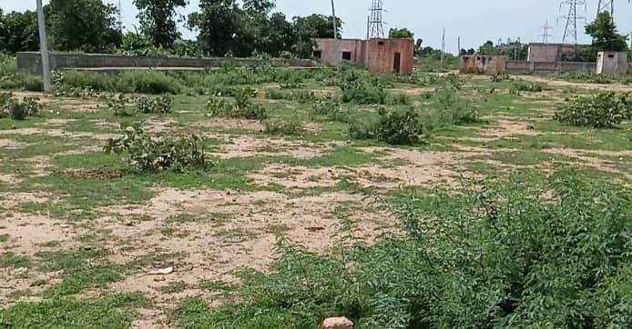 कागजों पर बन रहा खेल मैदान और ग्रेवल रोड, मशीनरी से बने खेल मैदान में अब भी चल रहे मस्टर