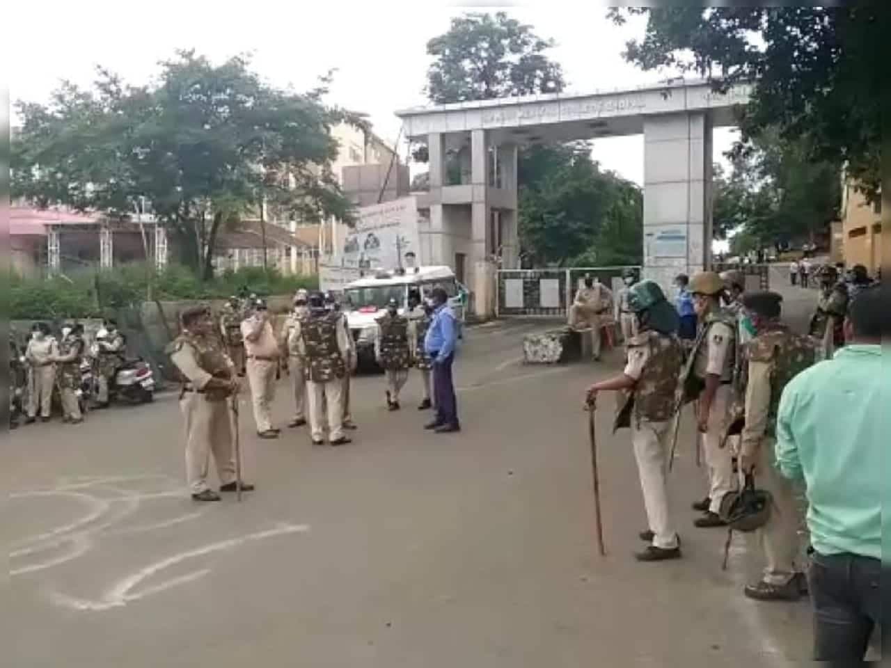 हमीदिया में हंगामा, इस मामले में अड़े परिजन-पुलिस, बड़ी संख्या में फ़ोर्स की तैनाती