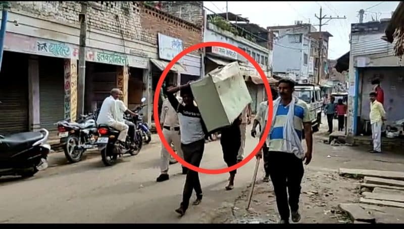 यहां मंदिर से दानपेटी और मुकुट चुराया तो पुलिस ने निकाला चोरों का जुलूस
