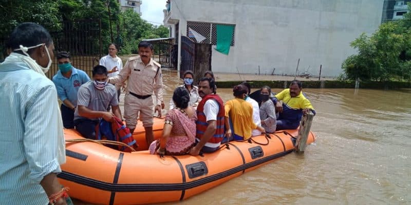 तालाब में तब्दील हुई कॉलोनी, एनडीआरएफ की टीम बोट लेकर रेस्क्यू करने पहुंची