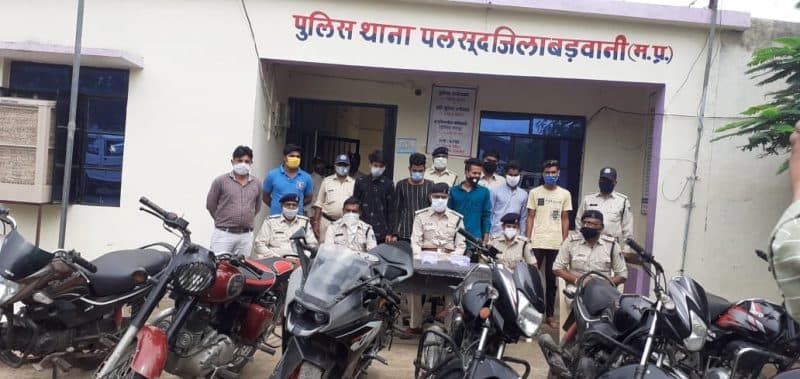 वाहन चोर और अवैध हथियार गिरोह का पर्दाफाश, लगभग 5 लाख की बाइक और अवैध हथियार जब्त