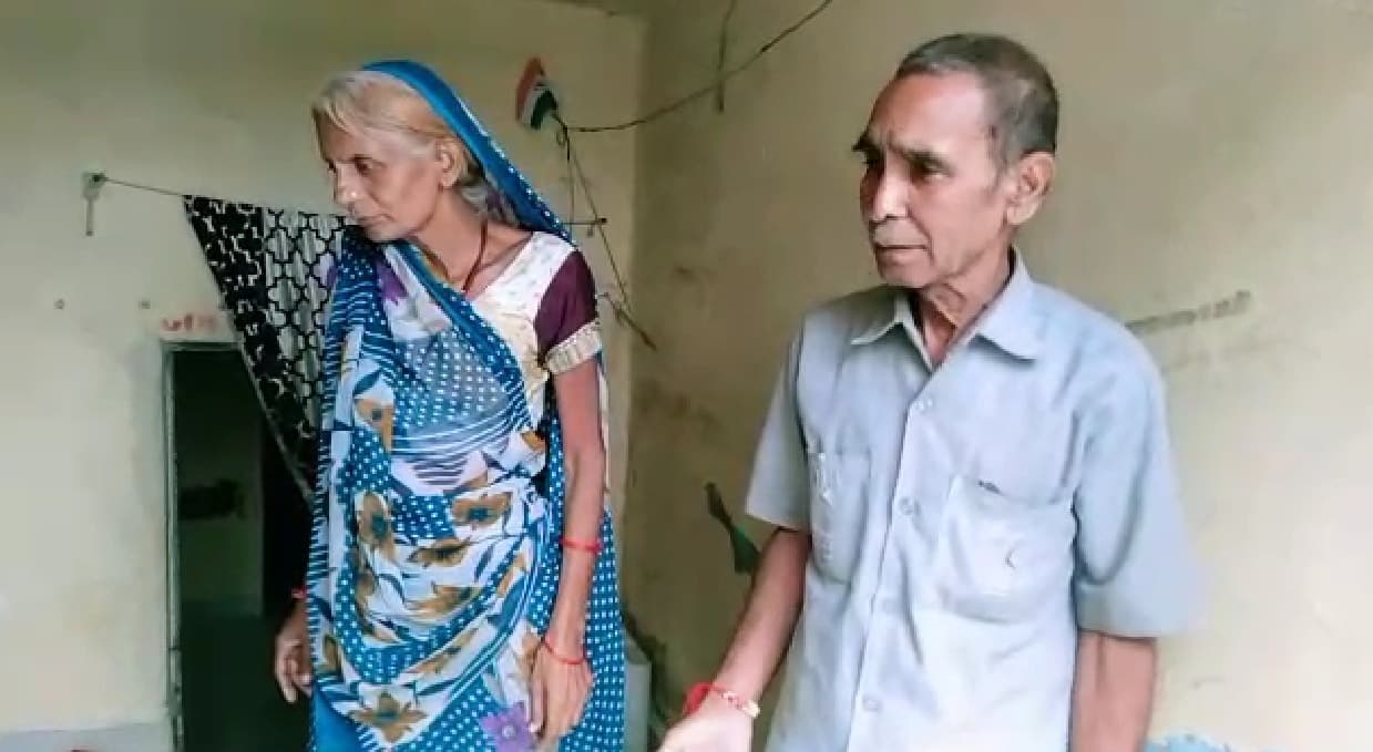 दुसरे के घरों की रक्षा करने वाले सुरक्षा गार्ड के घर पर ही चोरों का धावा, राशन तक नही छोड़ा।