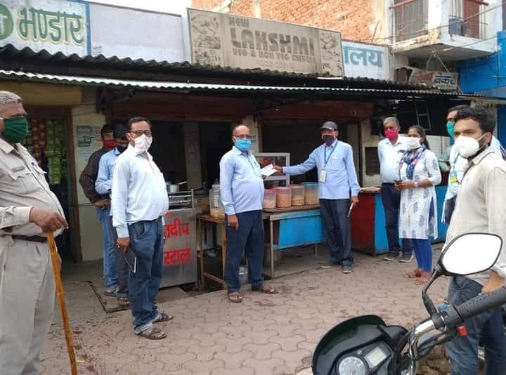 सोशल डिस्टेंसिंग का पालन न करने पर तीन दुकानें सील, 10 दुकानों से वसूला 12 हजार रूपए जुर्माना