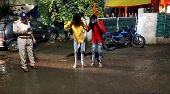 आरोपियों का निकाला जुलूस, लगवाई उठक-बैठक, घटनास्थल पर पुलिस ने टिकवाया माथा