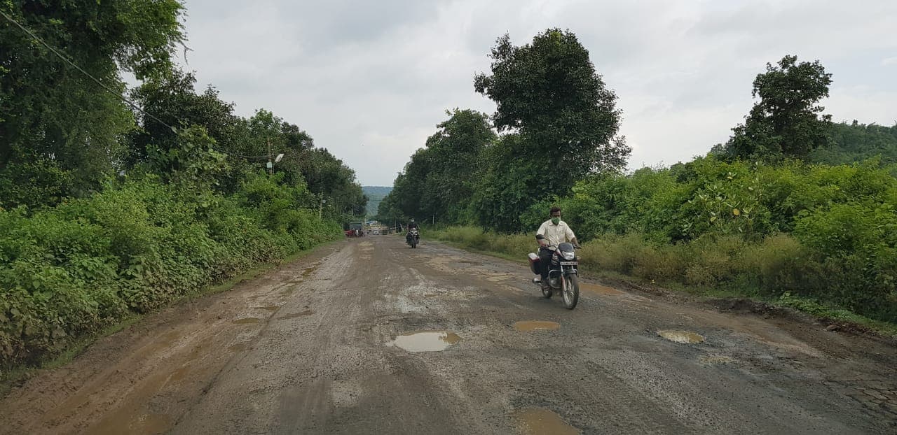यहां के विधायक ने उठाई गैती फावड़ा और शुरु किया सड़क के गड्ढों का भराव