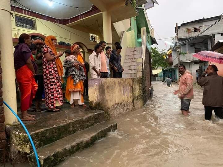 भारी बारिश से जनजीवन अस्त व्यस्त, शहर में जलभराव की स्थिति
