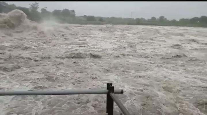 Indore: शाम से ही बारिश का दौर जारी, अधिकारियों ने संभाला मोर्चा, शहर के हर इलाके पर नजर