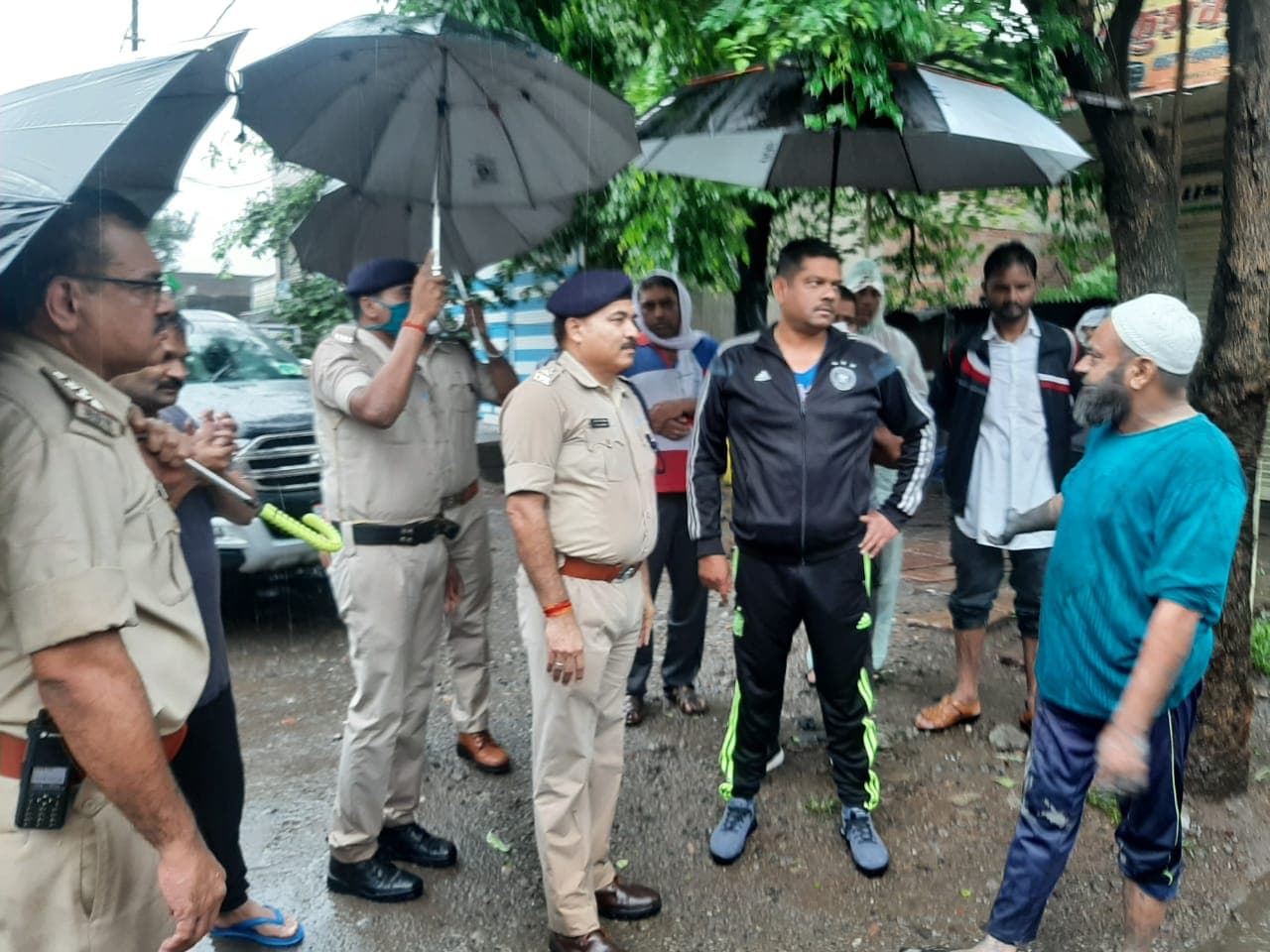 जल भराव क्षेत्रों में पहुंचें MLA, निरीक्षण सहित नागरिकों से की चर्चा, समस्या निवारण के निर्देश