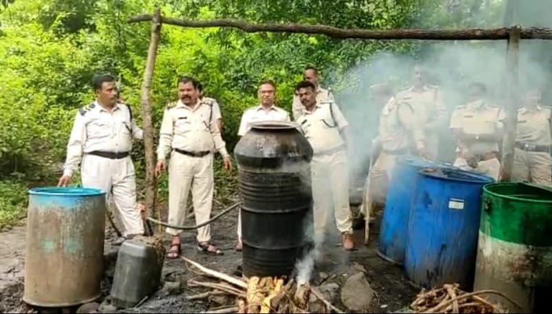 आबकारी विभाग की अवैध शराब निर्माण के खिलाफ कार्रवाई, फैक्ट्री को किया आग के हवाले