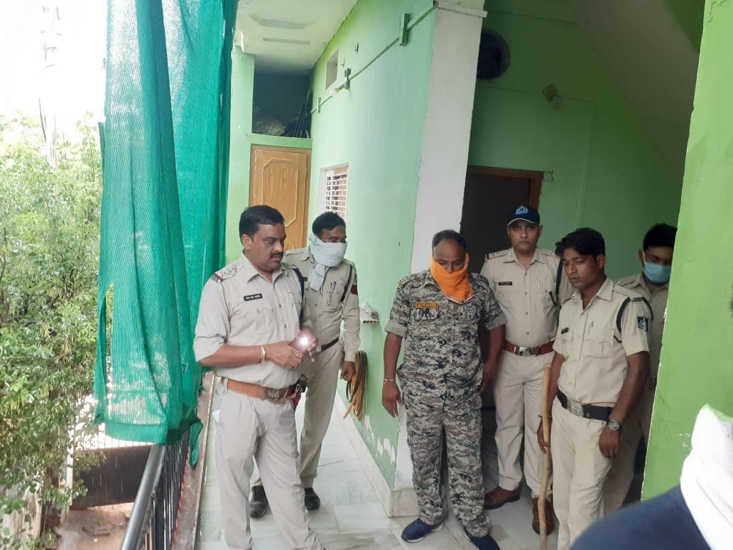 कांग्रेस नेता की बढ़ी मुश्किलें, जमानत याचिका खारिज, हुए फरार