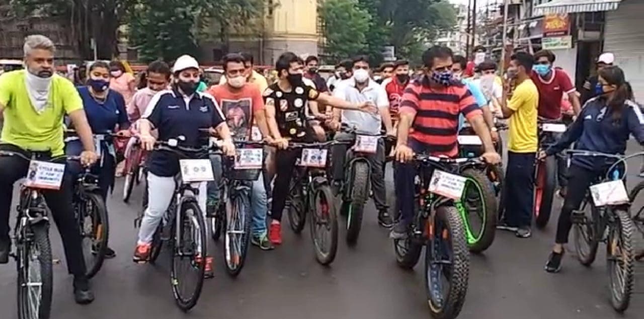 तो इसलिए इंदौर सांसद ने शहर की सड़कों पर की सायकिल की सवारी