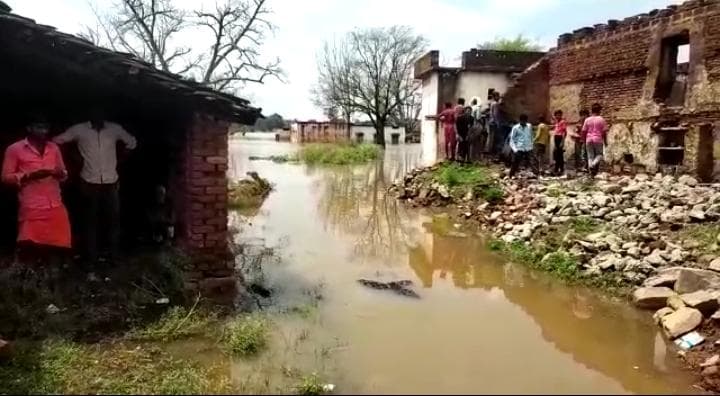 सिंगपुर बेराज बाँध का बढ़ा जलस्तर, पूरे गाँव में जलभराव, प्रशासन बेपरवाह