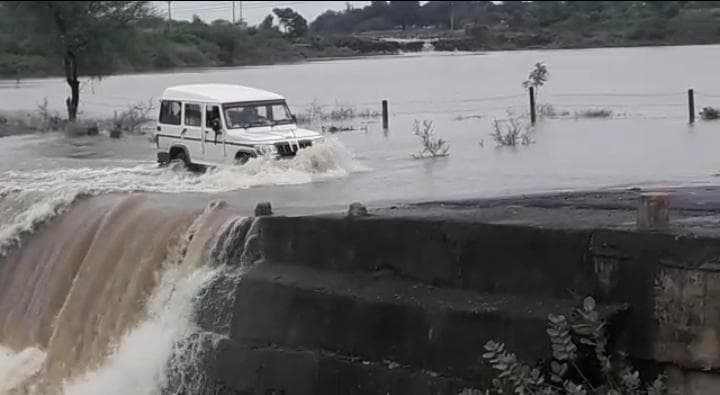 चेतावनी के बाद भी ओवरफ्लो हो रहे नदियों को पार करने का जोखिम उठा रहे ग्रामीण, Video Viral