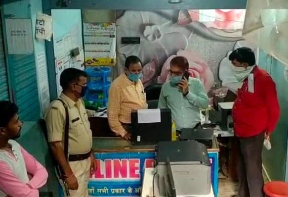 फर्जी आईडी बनाने वाले दुकानदार पर प्रशासन ने की छापामार कार्यवाही
