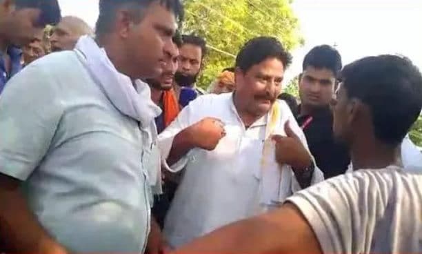 राज्यमंत्री गिर्राज डंडौतिया का भारी विरोध, लोगों ने घेरकर लगाए नारे