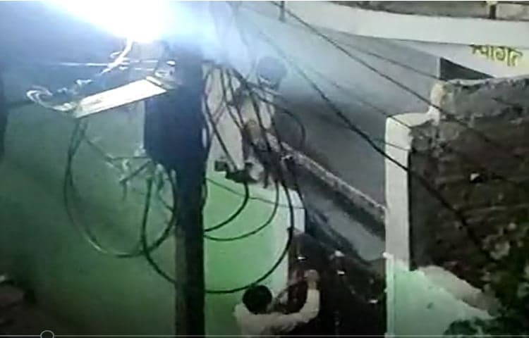 यहां की पुलिस ने घर में घुस के निकाला कोविड पॉजिटिव पेशेंट, किया कोविड अस्पताल में भर्ती