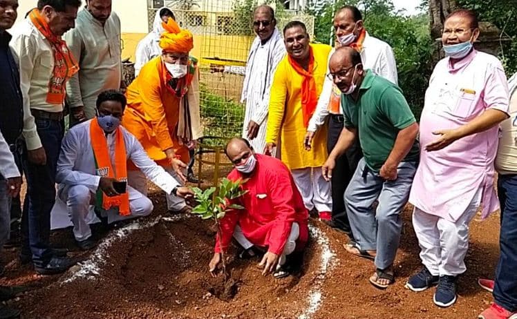 क्षेत्रवासियों को यात्री प्रतीक्षालय की सौगात, विधायक ने किया पौधारोपण