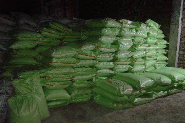 खाद की कालाबाजारी से परेशान किसान, 1 बोरी 480 रुपए में खरीदने को मजबूर