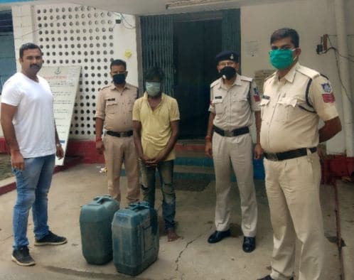 जमानत पर छूटते ही फिर करने लगा अवैध शराब की तस्करी, पुलिस ने किये गिरफ्तार