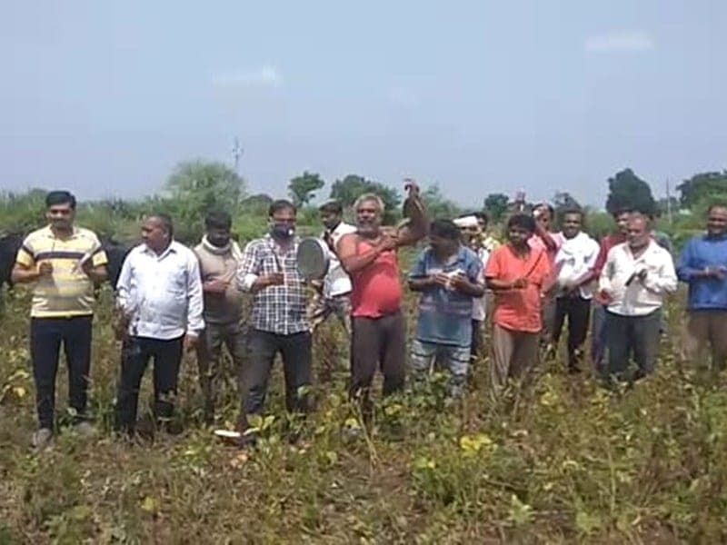 किसानों ने सरकार से की ये मांग, शंख और थाली बजाकर जताया विरोध