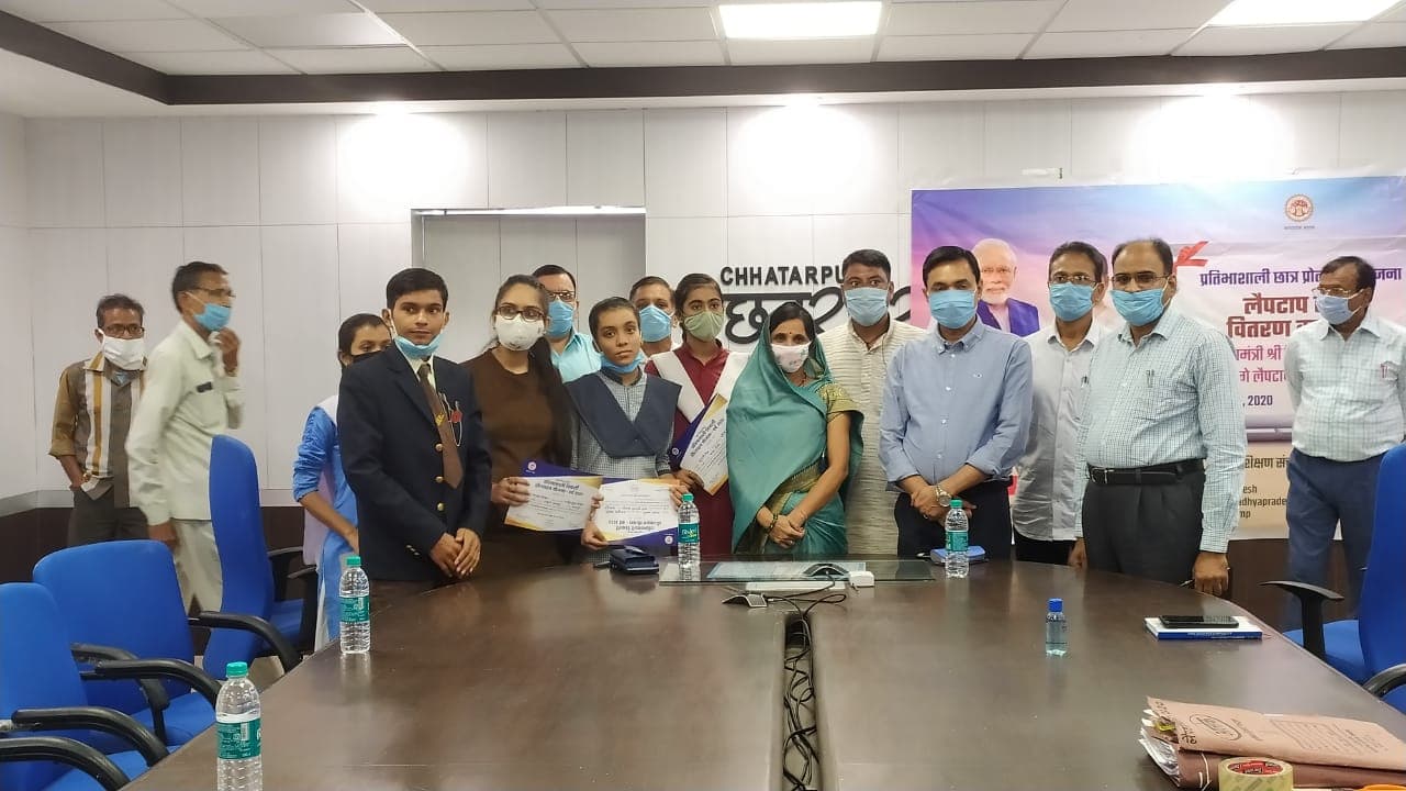मैरिट लिस्ट में आने वाले विद्यार्थियों को लैपटॉप के लिए राशि वितरण, प्रमाण पत्र भी दिए गए