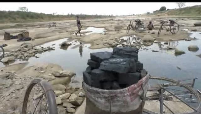 नदी के अंदर अवैध खदान में फंसने से युवक की मौत, दो दिन बाद मिला शव