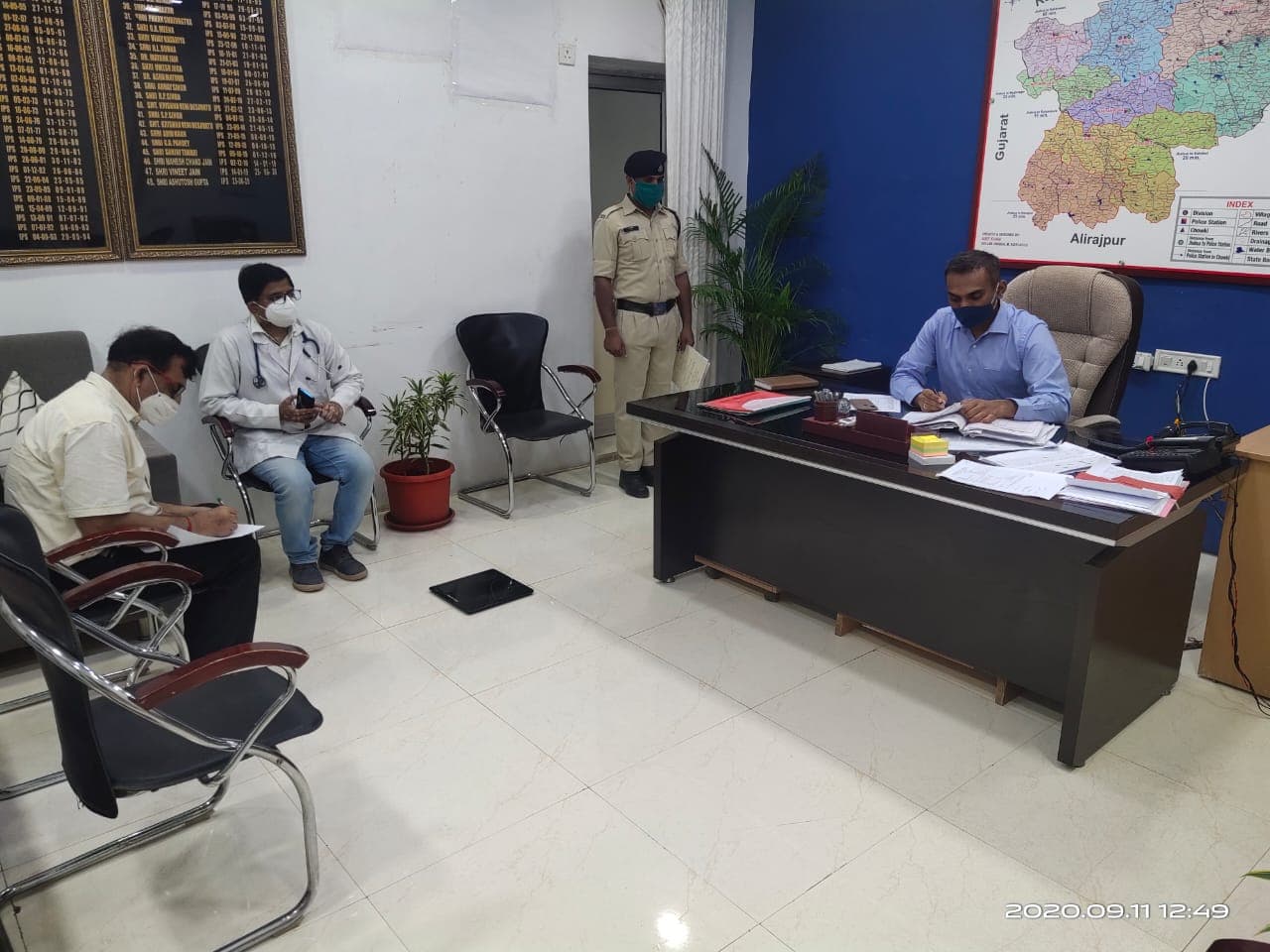 पुलिस अधिकारी-कर्मचारियों का फिटनेस परीक्षण, डॉक्टरों ने दिए फिट रहने के नुस्खे
