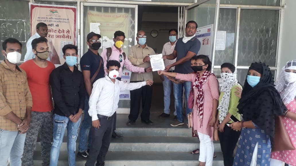 नर्सिंग छात्र संगठन ने अपनी मांगों को लेकर सौंपा ज्ञापन, सीएचओ भर्ती प्रक्रिया से बाहर रखने का विरोध