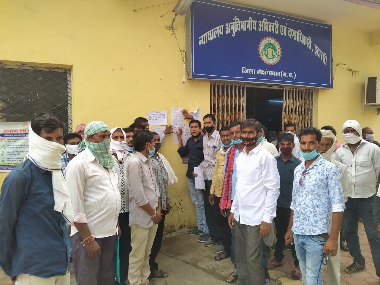 अधिकारियों के न मिलने पर किसानों ने दीवार पर चस्पा किया ज्ञापन, आंदोलन की चेतावनी