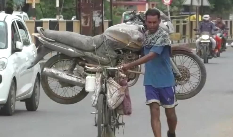 साइकिल पर मोटरसाइकिल रखकर 7 किलोमीटर चला युवक, देखिये Video