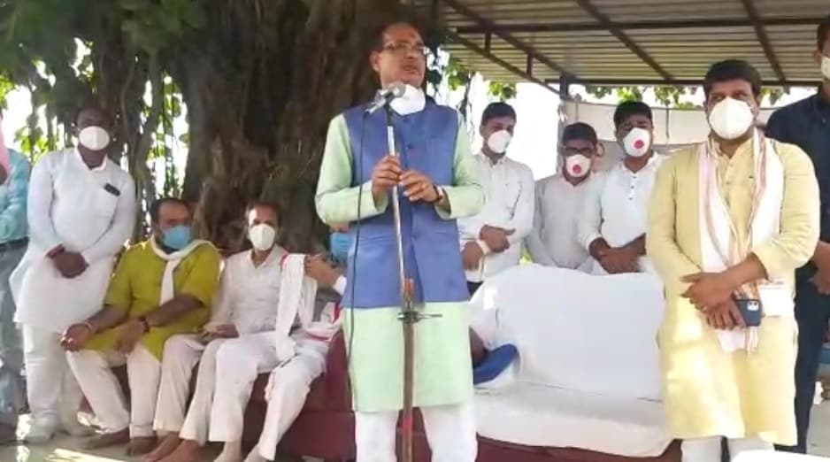 सीएम ने बाढ़ग्रस्त इलाकों का दौरा किया, प्रभावितों को हरसंभव सहायता का आश्वासन