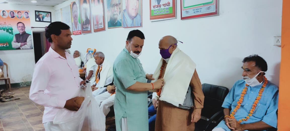जिला कांग्रेस कमेटी ने शिक्षक दिवस पर किया सेवानिवृत्त शिक्षकों का सम्मान