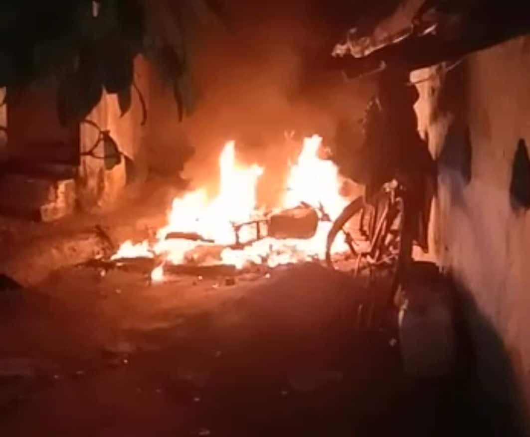 खड़ी हुई बाइक में लगी आग, कुछ ही देर में खाक हुई मोटरसाइकिल
