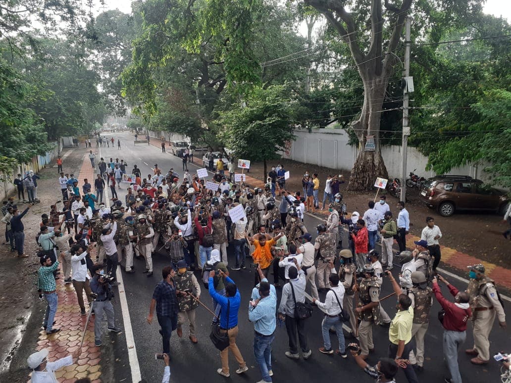 भाजयुमो ने राज्यसभा सांसद को जगाने किया प्रदर्शन, सोशल डिस्टेंस का जमकर उल्लंघन