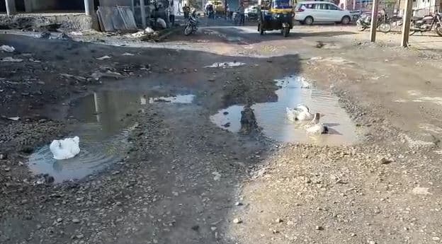 पथरिया की सड़कों पर तालाब जैसे हालात, बतख के हो रहे मजे