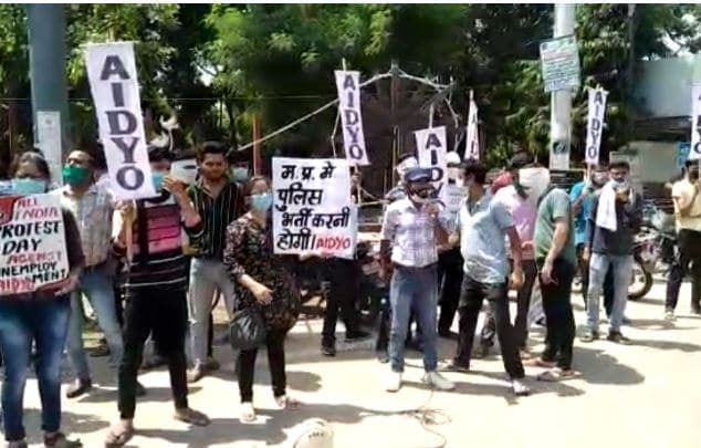 युवाओं पर लाठीचार्ज के विरोध में AIDYO का प्रदर्शन, चेतावनी- ये सब बर्दाश्त के बाहर