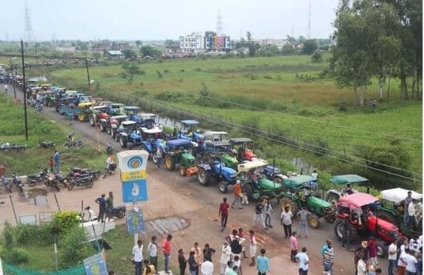 ट्रैक्टर पर सवार किसानों का शक्ति प्रदर्शन, प्रशासन की समझाइश के बाद भी नही माने