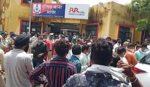 सांवेर गिरफ्तारी देने पहुंचे कांग्रेसी कार्यकर्ता, जीतू पटवारी ने अधिकारियों और पुलिसकर्मियों को दी ये चेतावनी