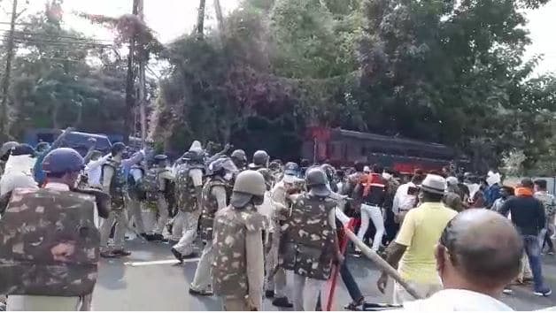 मंदिर की दीवार तोड़ने को लेकर हुआ प्रदर्शन, प्रदर्शनकारियों ने घेरा जीएम का बंगला