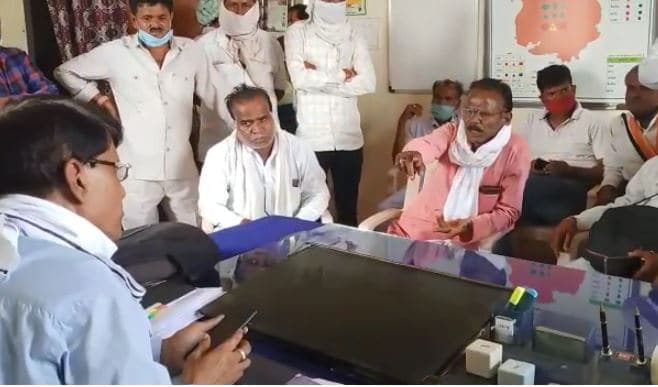 VIDEO : फसल बीमा राशि को लेकर किसानों का हंगामा, अधिकारी बोला- करवा दो मेरा ट्रांसफर