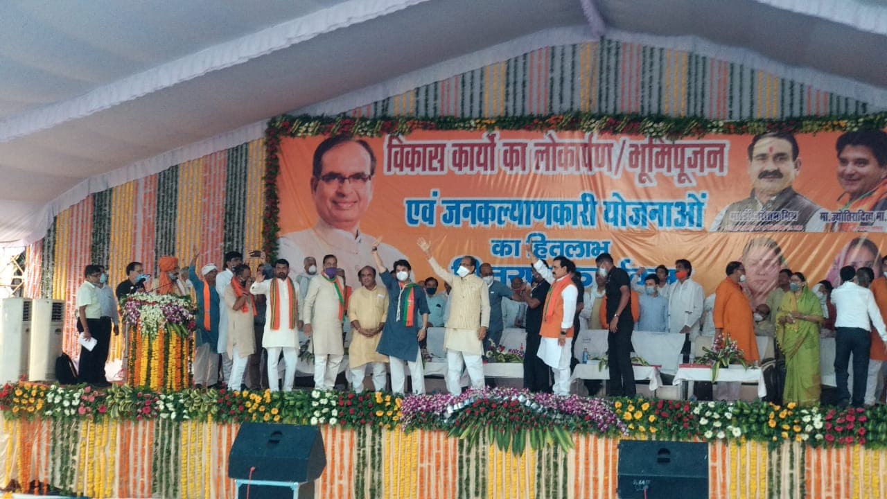 कांग्रेस पर जमकर बरसे सिंधिया-शिवराज, “दिग्विजय और कमलनाथ को बताया गद्दार”