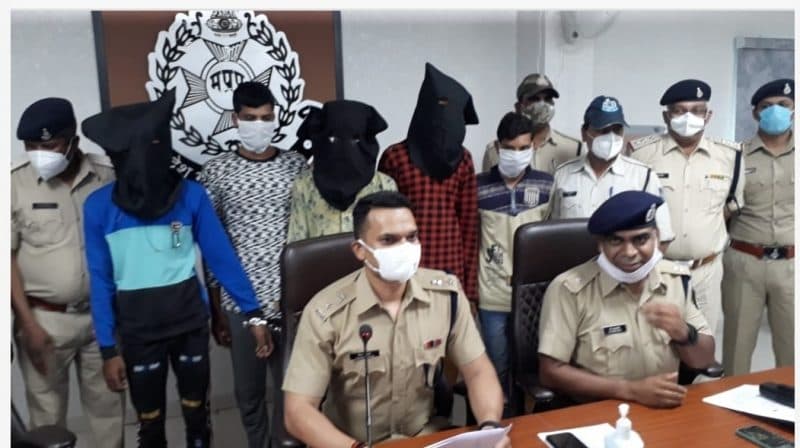 लूट वारदात में फरार चल रहे आरोपी चढ़े पुलिस के हत्थे, सामान जब्त