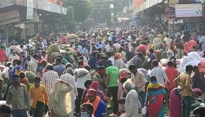 यहां पर सब्जी मंडी में उमड़ा हुजूम, उड़ाई गई सोशल डिस्टेंसिंग की धज्जियां